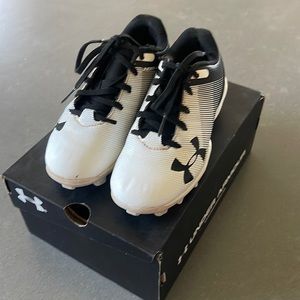 Underarmour Cleats white and black size 12K is good used condition.